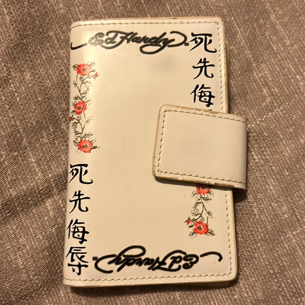 Ed Hardy wallet. Pre-owned good condition.